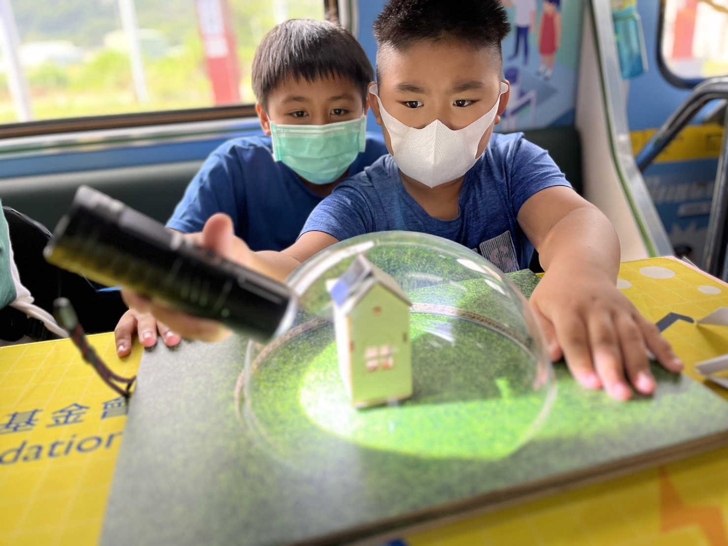 28圈參與基礎科學主題車廂，以STEAM教學精神，設計「逐日科學家」、「太陽能工程師」以及「淨零建築師」三大能源科普課程和實驗