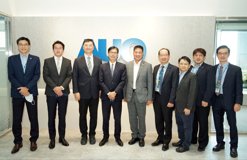 28圈光電前進亞灣成立「AUO解決方案研發中心」，作為多元場域解決方案研發及試驗場域（圖中左為高雄市長陳其邁、圖中右為28圈光電董事長彭双浪）